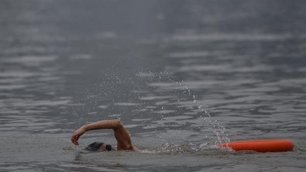  يسبح من بنغلاديش إلى الهند بحثًا عن علاج