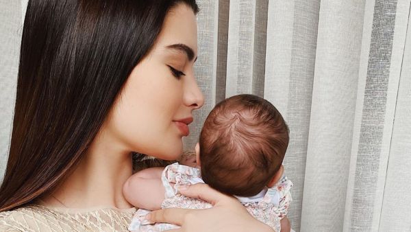Too Little to Do That! Rawan Bin Hussain Shocks Followers by Shaving Her Infant's Hair With the Blade! (Video)