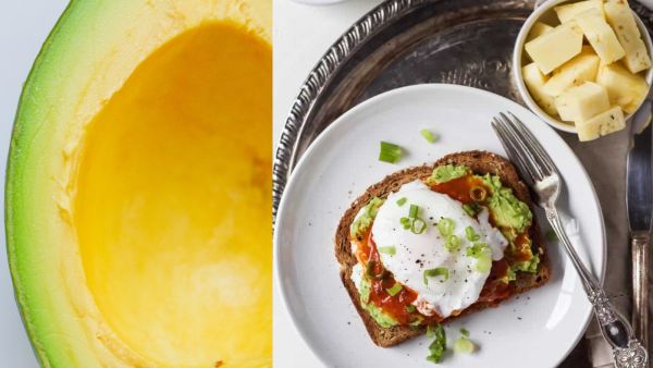 توست بالأفوكادو والبيض المسلوق
