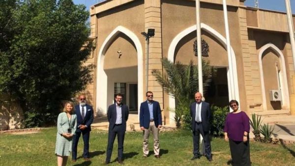  الإعلان الذي تم إرفاقه بصورة لـ”علم المثليين” المرفوع في بغداد، لاقى ردود فعل سياسية ودينية غاضبة