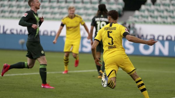 Hakimi (R) celebrates after scoring his team's second goal during the German first division Bundesliga football match Vfl Wolfsburg vs Borussia Dortmund in Wolfsburg, on May 23, 2020. Michael Sohn / POOL / AFP