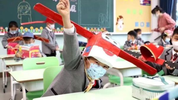 الطلاب يرتدون القبعات