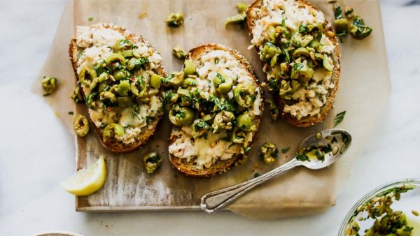 أطباق رمضانية: توست بالتونة والزيتون