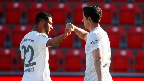 ليفاندوفسكي (يمين) يحتفل بهدفه مع سيرج غنابري