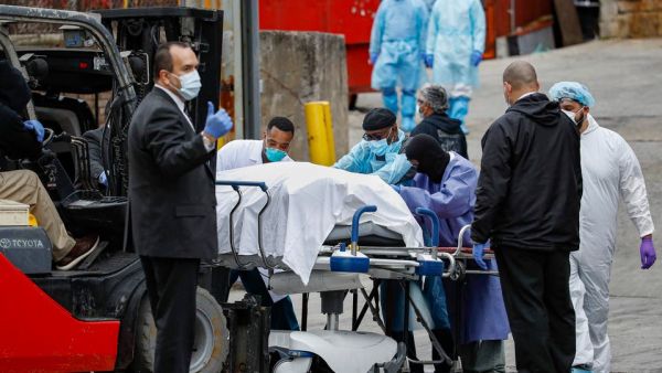 إصابة إحدى موظفات البيت الأبيض بفيروس كورونا المستجد.