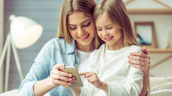 أخبري طفلك أن كل ما يجده على الإنترنت ليس بالضرورة صحيحاً