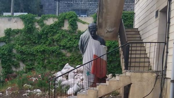 النظام اخفى تمثال حافظ الأسد خلف مبنى الشرطة في السويداء -إلى جانب مكب القمامة خوفا من اهانته من قبل الجماهير