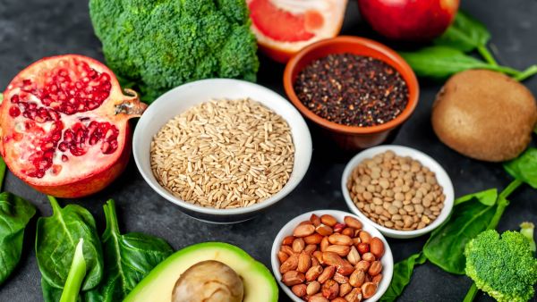 تساعد الحمضيات مثل البرتقال والجريت فروت والأناناس والطماطم في تحفيز المثانة على إدرار البول أكثر من المعتاد تساعد الحمضيات مثل البرتقال والجريت فروت والأناناس والطماطم في تحفيز المثانة على إدرار البول أكثر من المعتاد