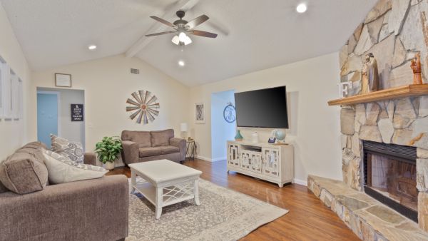 لا مانع من توزيع قطعة صغيرة مودرن، للدمج بين الطرازين، مما يضفي القيمة على المساحة  لا مانع من توزيع قطعة صغيرة مودرن، للدمج بين الطرازين، مما يضفي القيمة على المساحة