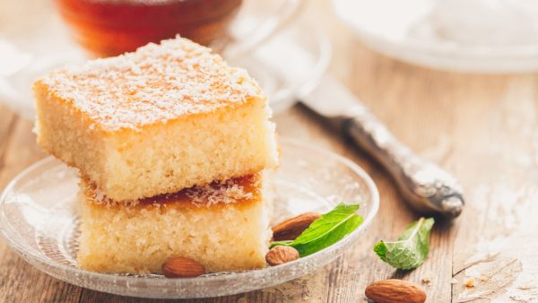 كيكة بالسميد وجوز الهند