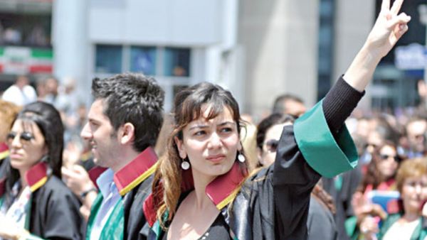 تقول النقابات إن النظام القضائي انزلق إلى الفوضى