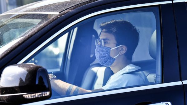 ديبالا يصل مقر تدريبات يوفنتوس مرتدياً الكمامة