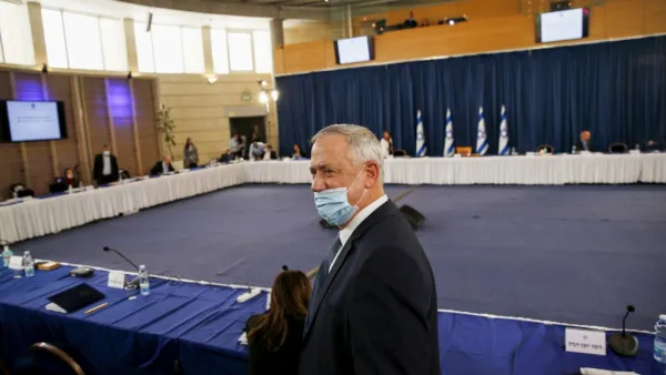 Israeli Defence Minister and Alternate Prime Minister Benny Gantz, wearing a protective face mask, arrives for the weekly cabinet meeting in Jerusalem on May 31, 2020. RONEN ZVULUN / POOL / AFP