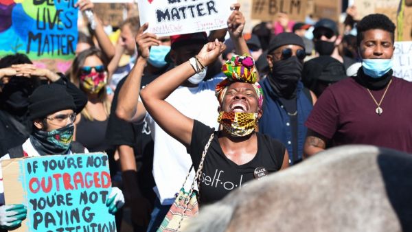 Monique Gray leads a crowd of protesters in a back and forth chant in support of George Floyd and against police brutality near Dolores Park in San Francisco, California on June 03, 2020. Thousands of people gathered at Dolores Park and marched through the city in support of George Floyd and against police brutality. Josh Edelson / AFP