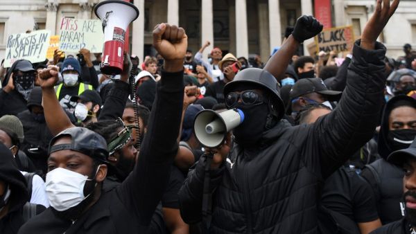 Protesters gather in support of the Black Lives Matter movement for a protest action in Trafalgar Sqaure in central London on June 13, 2020, in the aftermath of the death of unarmed black man George Floyd in police custody in the US. Police in London have urged people planning to attend anti-racism and counter protests on Saturday not to turn out, citing government regulations banning gatherings during the coronavirus pandemic. DANIEL LEAL-OLIVAS / AFP