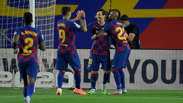 لاعبو برشلونة يحتفلون بهدف ميسي