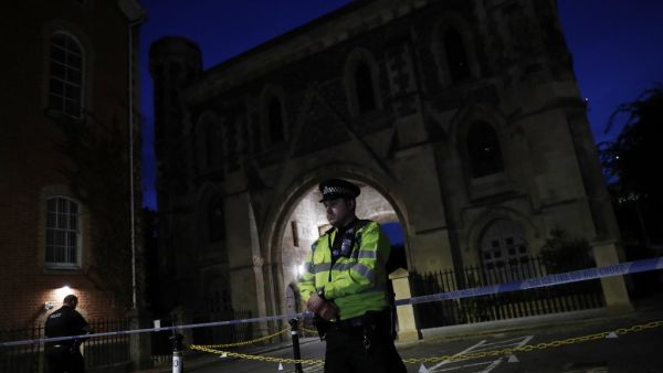 Police officers secure a police cordon at the Abbey Gateway near Forbury Gardens park in Reading, west of London, on June 20, 2020 following a stabbing incident. British police said Saturday they were investigating a "serious incident" in the southern English city of Reading, with reports suggesting multiple stabbings. British media said the stabbings occurred in a central park, requiring two air ambulances to be called in. Adrian DENNIS / AFP