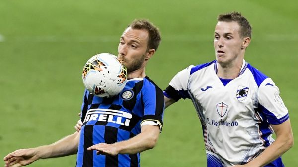 كريستيان إيريكسن (يسار)