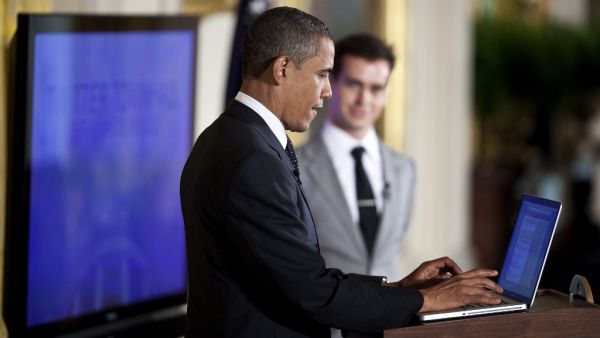 President Barack Obama posts a Tweet during an online Twitter town hall meeting from the East Room of the White House July 6, 2011 in Washington, DC. (BRENDAN SMIALOWSKI / GETTY IMAGES NORTH AMERICA / Getty Images via AFP)
