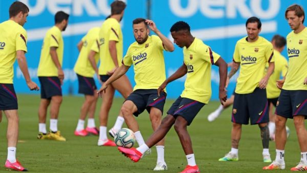 برشلونة يسعى لتخفيض أجور لاعبيه