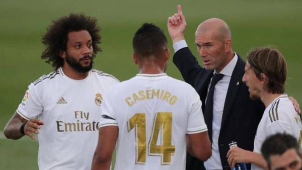 زيدان يتحدث إلى لاعبيه خلال المباراة