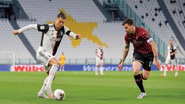 كريستيانو رونالدو (يسار)