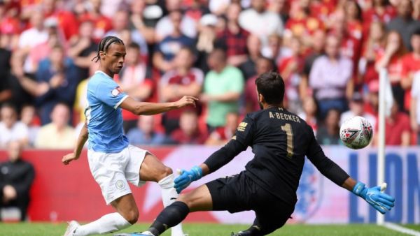 ليروي ساني (يسار)