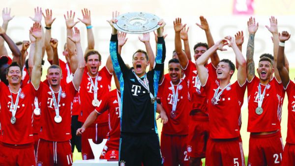 مانويل نوير حارس بايرن ميونيخ يرفع درع الدوري رفقة زملائه