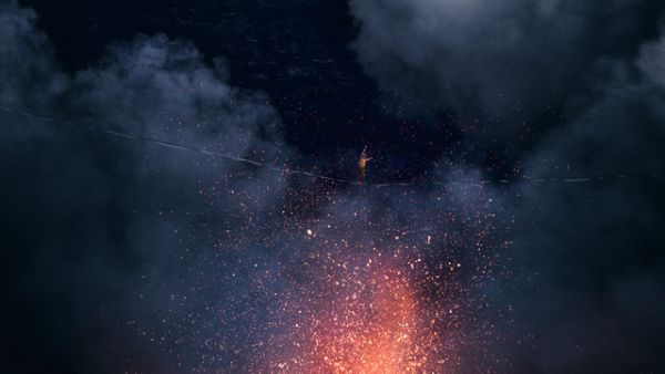 Alexander Schulz broke a new Guinness World Record The German athlete followed by his Brazilian colleague Rafael Bridi, crossed the crater of the Yasur volcano on Tanna Island (Twitter)