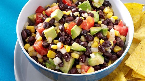 سلطة مكسيكيّة مع رقائق التورتيّا