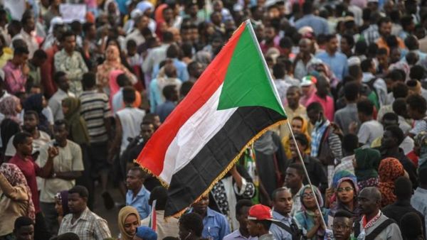 Sudanese protesters rally outside the army complex in Sudan’s capital Khartoum. Photo: AFP