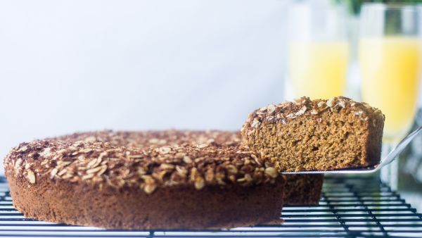 كيك الشوفان بالقرفة والمكسرات