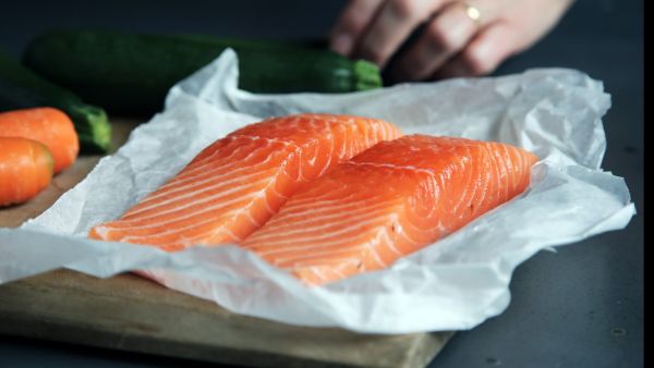 سلمون مشوي بصوص الليمون