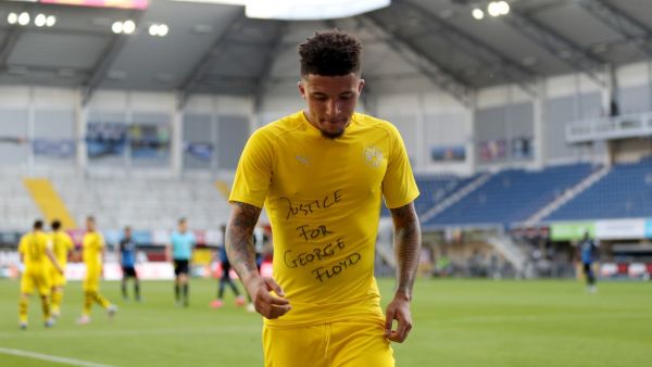 Dortmund's English midfielder Jadon Sancho shows a "Justice for George Floyd" shirt (Photo: AFP)