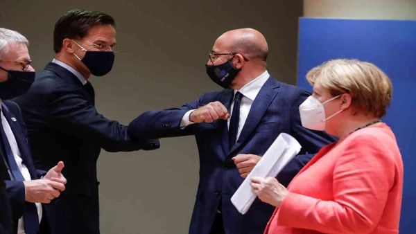 من جهته، رحّب الرئيس الفرنسي إيمانويل ماكرون بإقرار الخطّة، واصفاً ما جرى بأنّه "يوم تاريخي لأوروبا".