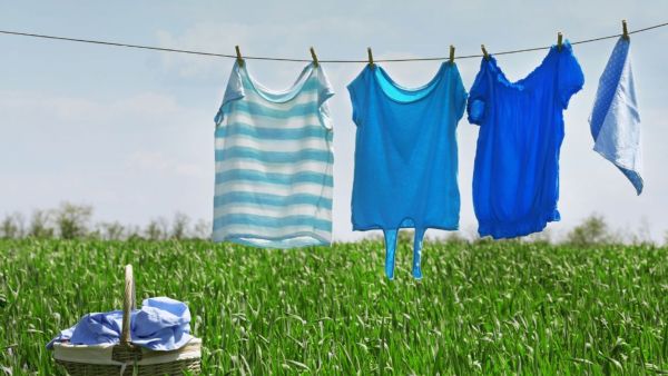 توضع قطعة الملابس المُلطَّخة ببقع الحبر فوق قطعة قماش أخرى سميكة