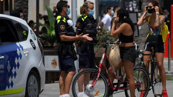 يواصل وباء كوفيد-19 الذي قتل حتى الآن ما لا يقل عن 590 ألف شخص حول العالم