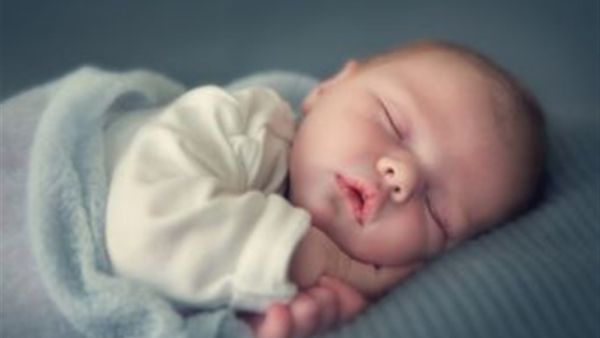 إظهار حبك لطفلك وقت النوم، مثل معانقته وتقبيله وإخباره أنكِ تحبينه وأنكِ فخورة به، يجب أن يكون جزءاً أساسياً في روتين نوم 