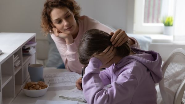 يمكن أن يتوقف المراهق عن جميع أنشطته الاجتماعية بسبب الخوف من الإحراج وسط أقرانه