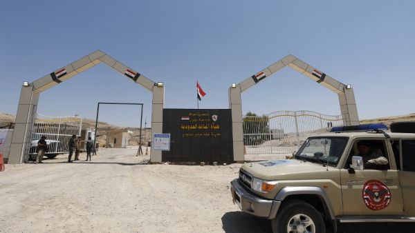 Members of the Hashed al-Shaabi (Popular Mobilisation) paramilitary forces stand guard on the Iraqi side of the Mandili crossing on the border with Iran on July 11, 2020. Iraqi Prime Minister Mustafa al-Kadhemi launched a new campaign against corruption at the country's borders, saying millions of dollars were being lost by not properly taxing imported goods. Thaier Al-SUDANI / POOL / AFP