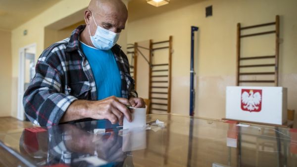 A voter casts his vote on July 12, 2020 in Swierze, a small village near east border of Poland, during the second round of Poland's presidential election. Poles began voting on on July 12, 2020 in a knife-edge presidential election between a populist incumbent closely allied with the US President and a europhile liberal who wants to restore ties with Brussels. Wojtek RADWANSKI / AFP