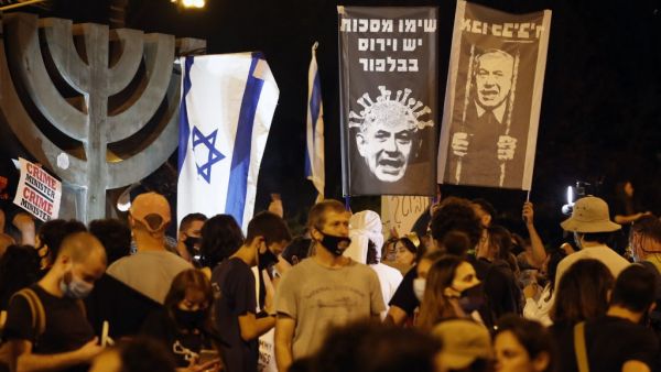 Israelis protest against Israeli Prime Minister Benjamin Netanyahu in Jerusalem, on July 21, 2020. Netanyahu, 70, was indicted in January for bribery, fraud and breach of trust in three cases. He denies all the charges and accuses the media and legal officials of a witch hunt.  Ahmad GHARABLI / AFP