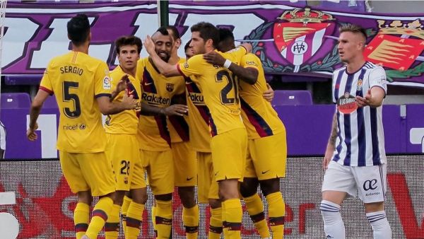 لاعبو برشلونة يحتفلون بهدف فيدال