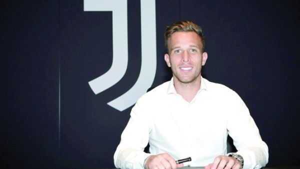 آرتور يوقع على عقد انتقاله ليوفنتوس