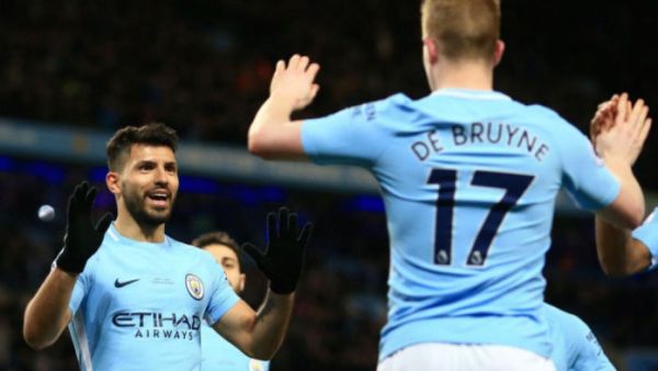 أغويرو (يسار)