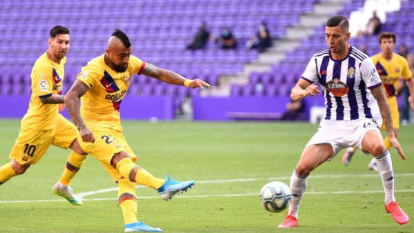 آرتورو فيدال (يسار)