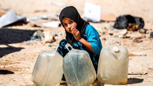 A displaced Syrian girl washes her mouth at Al Hol camp for the internally displaced people in Al Hasakeh governorate in northeastern Syria (AFP photo)