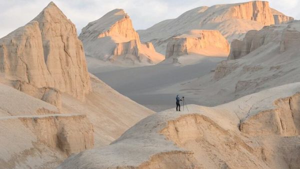 This image is was shot in the Lut desert in Iran by Marsel van Oosten (Twitter)