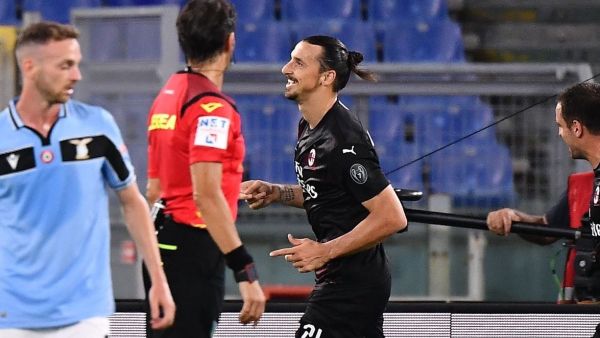 إبراهيموفيتش يحتفل بهدفه