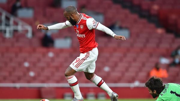 لاكازيت يراوغ أليسون قبل تسجيل هدف آرسنال الأول